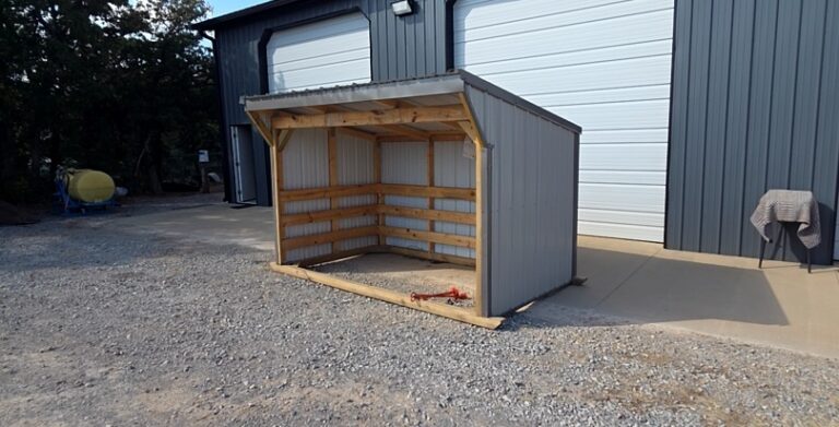 Small loafing shed
